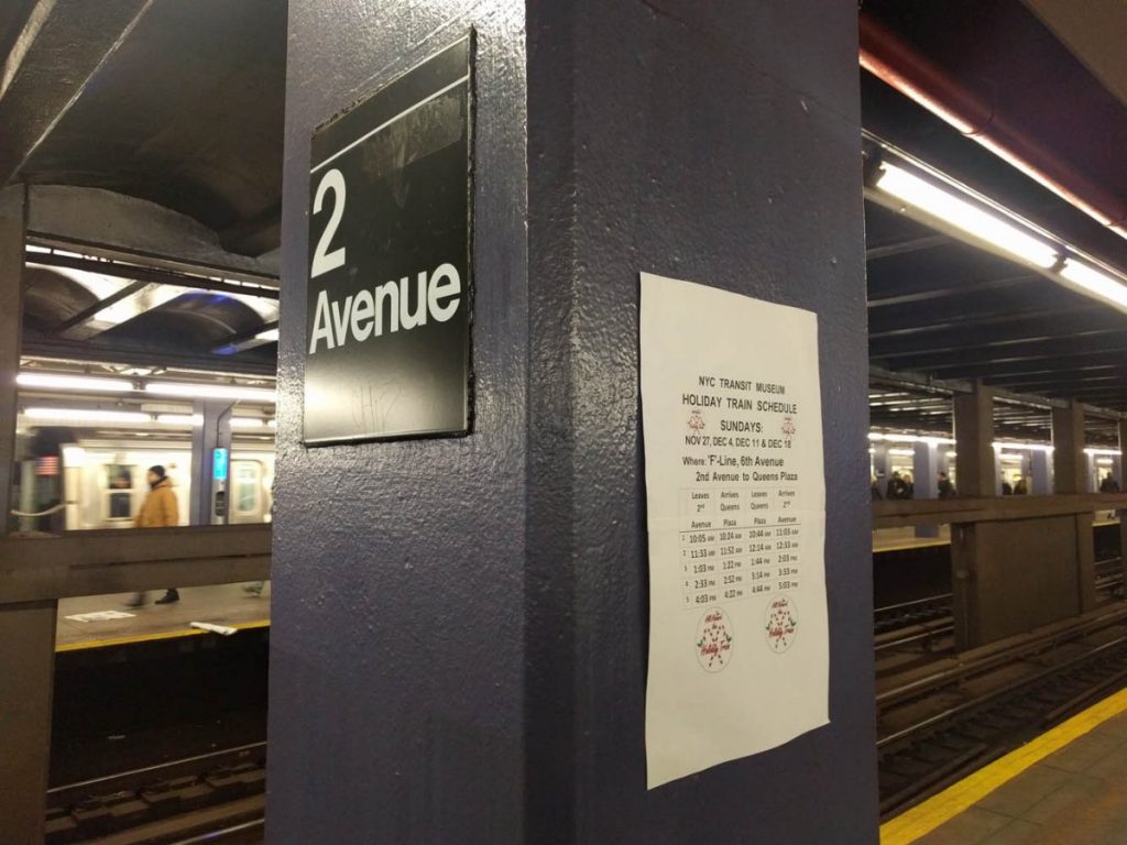 La ligne va de la Station Second Avenue à Manhattan jusqu'au Queens Plaza dans le Queens.