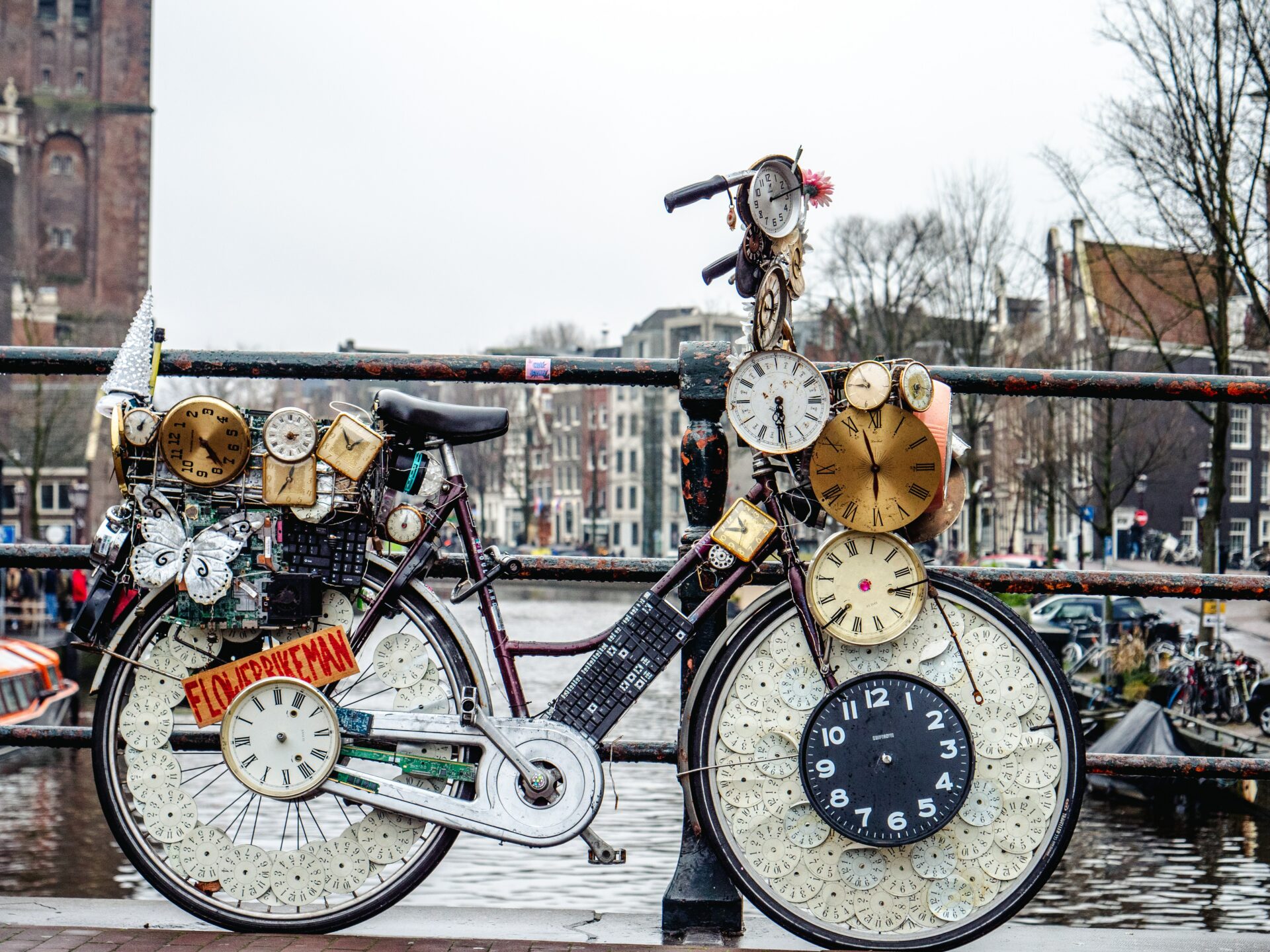 Vélo Steampunk sur les berges d'Amsterdam