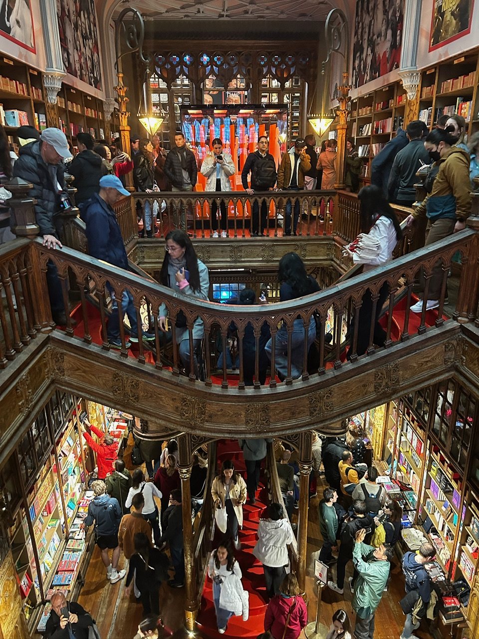 Librairie Lello à Porto et son célèbre escalier.